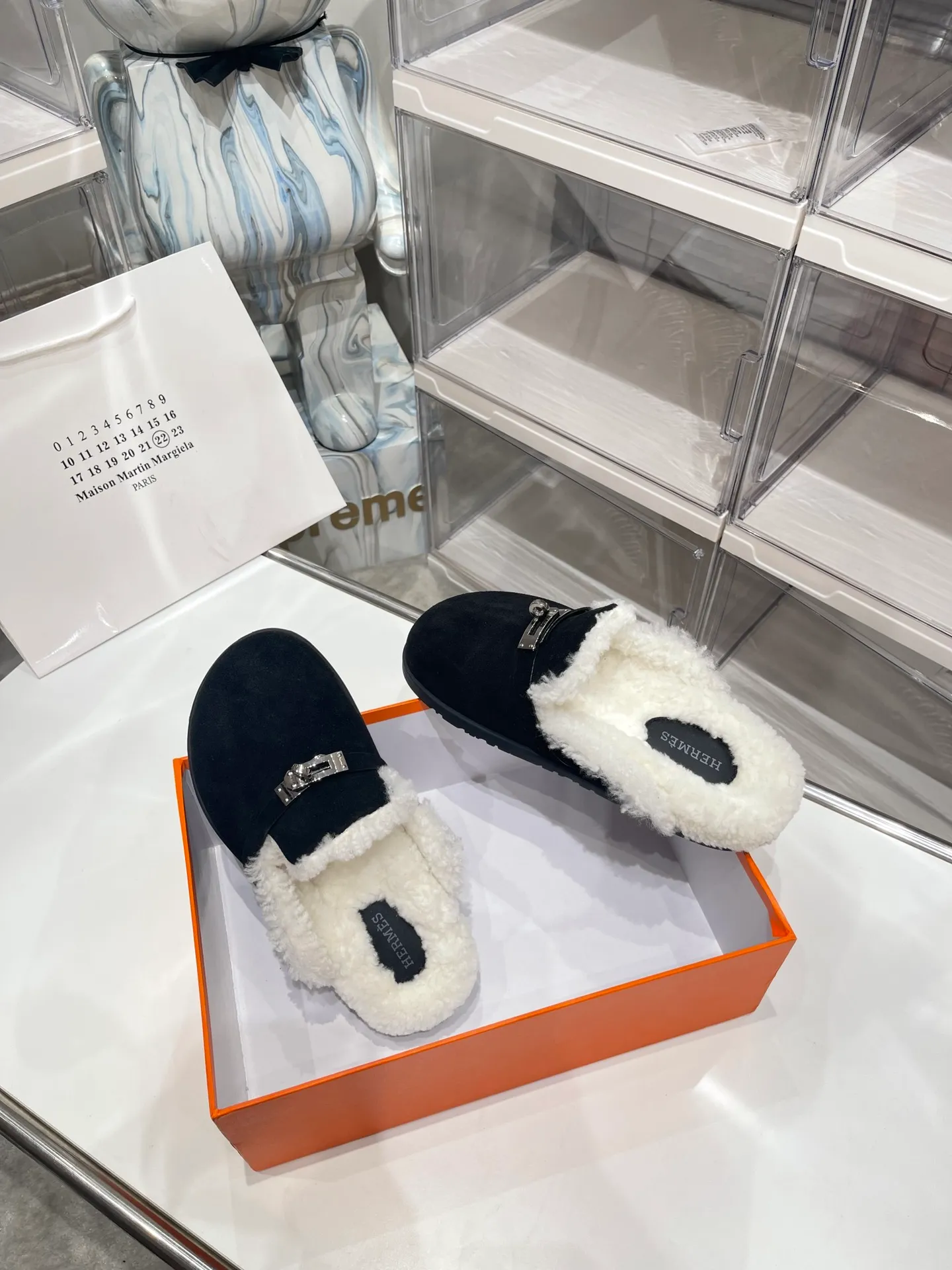 【HERMESG】Furry mop P: 580💰 ●Number of sizes: Men 39-44 (45 custom-made) Women 35-40 (41.42 custom-made) HERMES Hermès cute half-movers.  Classic family language design! It looks good no matter how you match it! Casual and high-end feeling, the comfort is also great, paired with various colorful socks, it has a trendy high-end feel. The top version is made of high-quality real wool ●Upper: imported cow suede ●Inner: imported sheepskin one piece ●Foot: imported mixed sheepskin ●Outsole: Tpu non-slip and wear-resistant outsole.